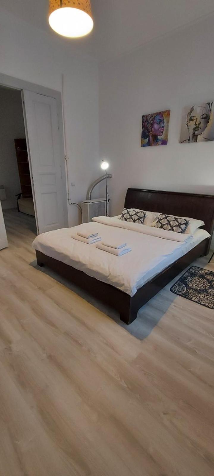 White Rooms On City Center Lviv Exterior foto
